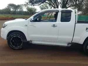 Toyota Hilux 2011 White