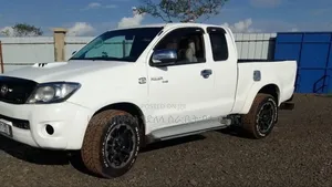 Toyota Hilux 2011 White