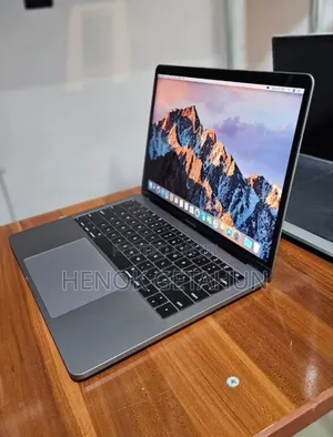 New Laptop Apple MacBook Pro 2017 8GB Intel Core i5 SSD 256GB
