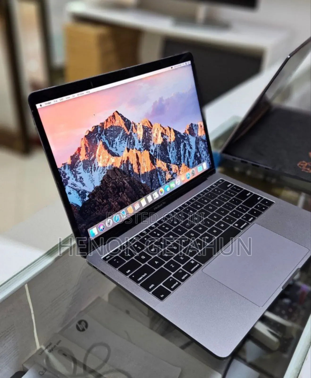 New Laptop Apple MacBook Pro 2017 8GB Intel Core i5 SSD 256GB