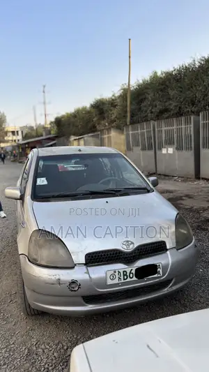 Toyota Vitz 2000 Silver