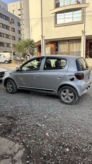 Toyota Vitz 2000 Silver