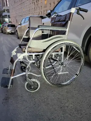 Toilet Wheelchair商凹commode/Toilet Seat and Features a Sturdy Aluminum