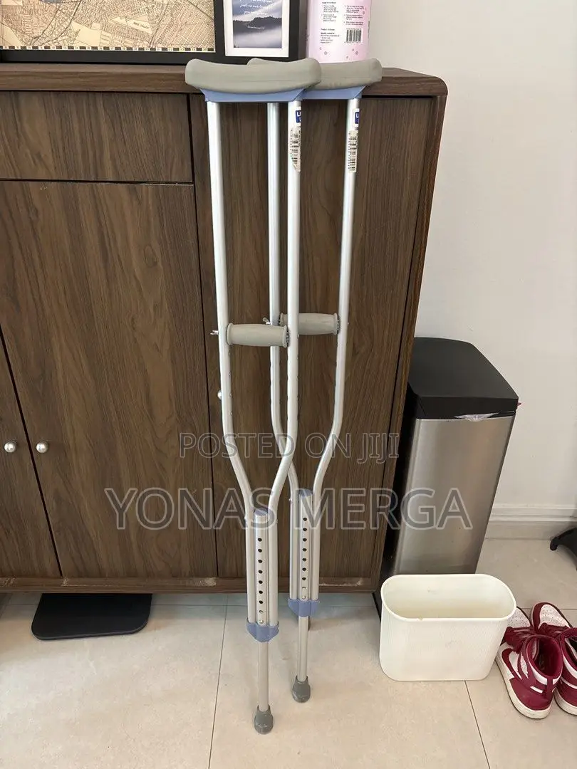 Crutches呂暸made of a Lightweight Anodised Aluminium