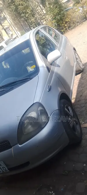 Toyota Vitz 2002 Silver