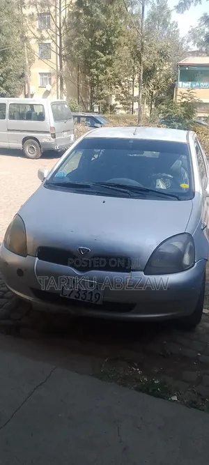 Toyota Vitz 2002 Silver