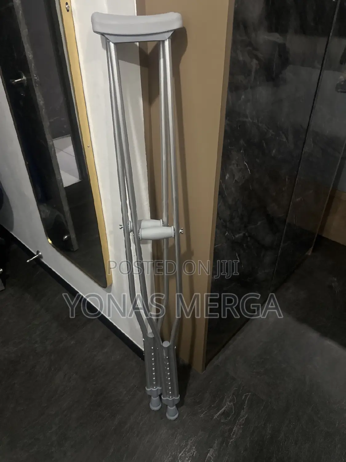 Padded Top, Padded Handgrip and Rubber Tip Crutches.