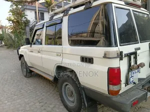 Toyota Land Cruiser 2017 White