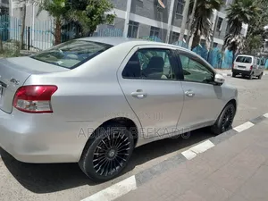 Toyota Yaris 2010 Silver