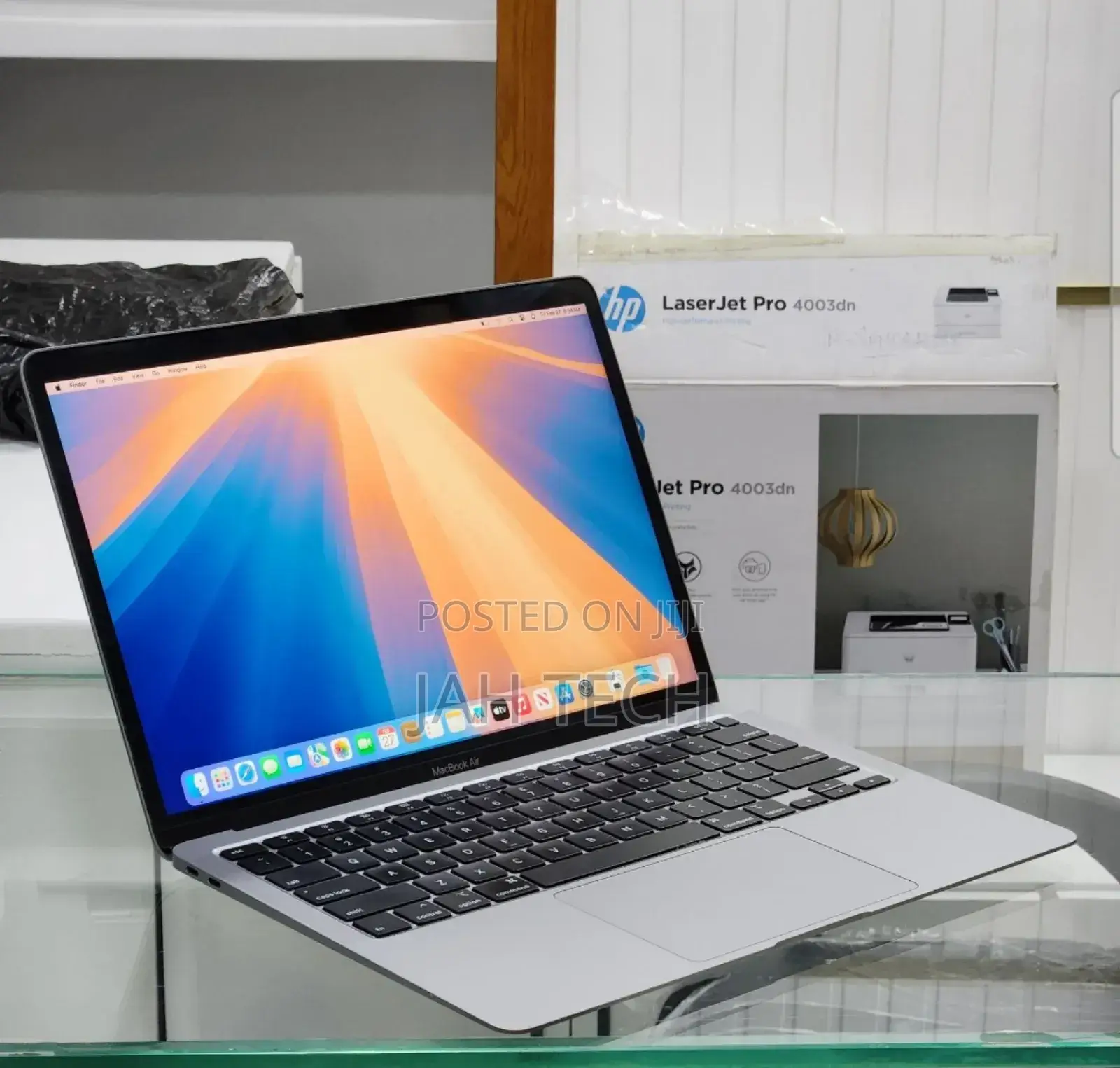 New Laptop Apple MacBook 2020 8GB Intel Core i3 SSD 256GB