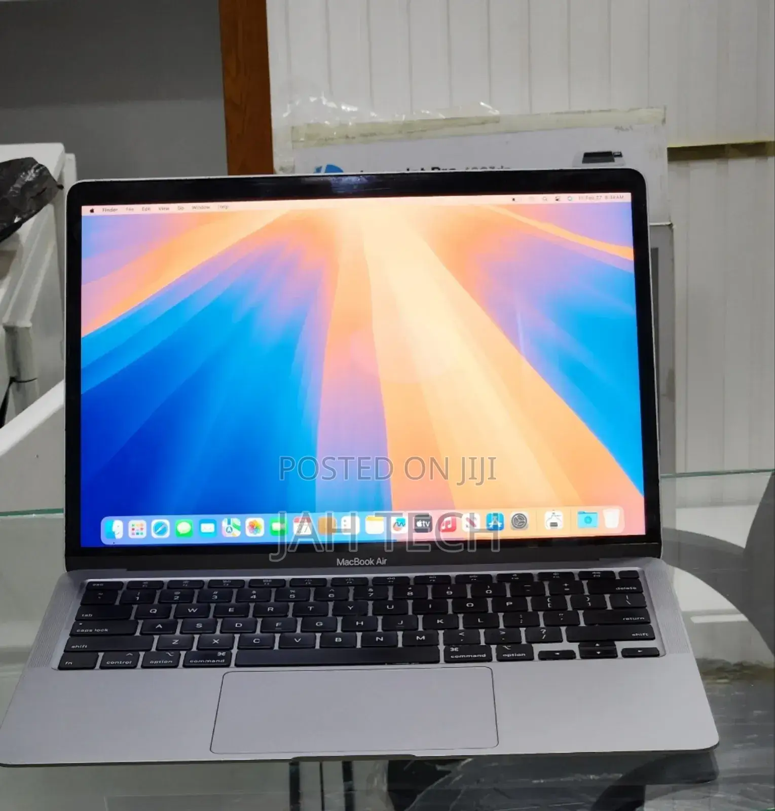 New Laptop Apple MacBook 2020 8GB Intel Core i3 SSD 256GB