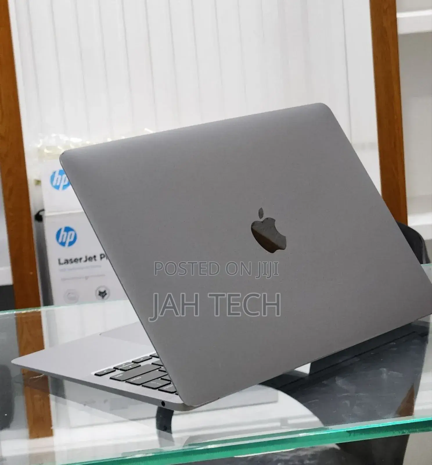 New Laptop Apple MacBook 2020 8GB Intel Core i3 SSD 256GB