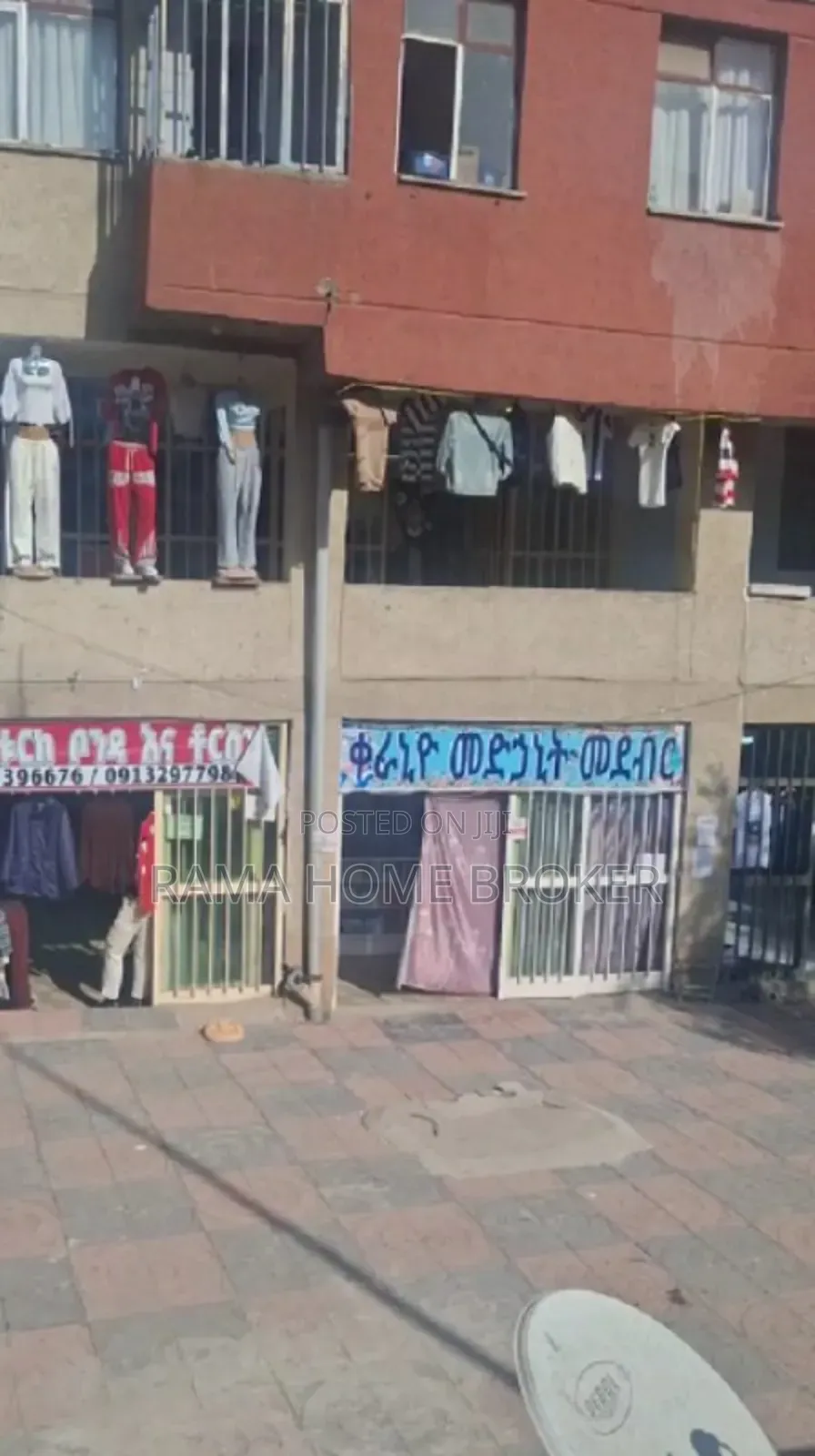 የሚሸጥ የንግድ ሱቅ 70ሺ ወርሀዊ ገቢ ያለው አስፓልት ዳር ግራውንድ ላይ