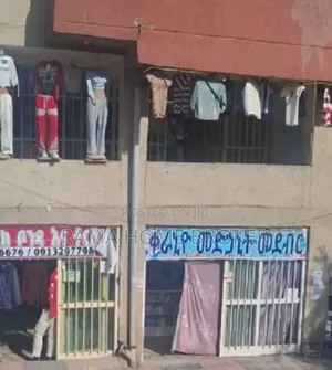 የሚሸጥ የንግድ ሱቅ 70ሺ ወርሀዊ ገቢ ያለው አስፓልት ዳር ግራውንድ ላይ