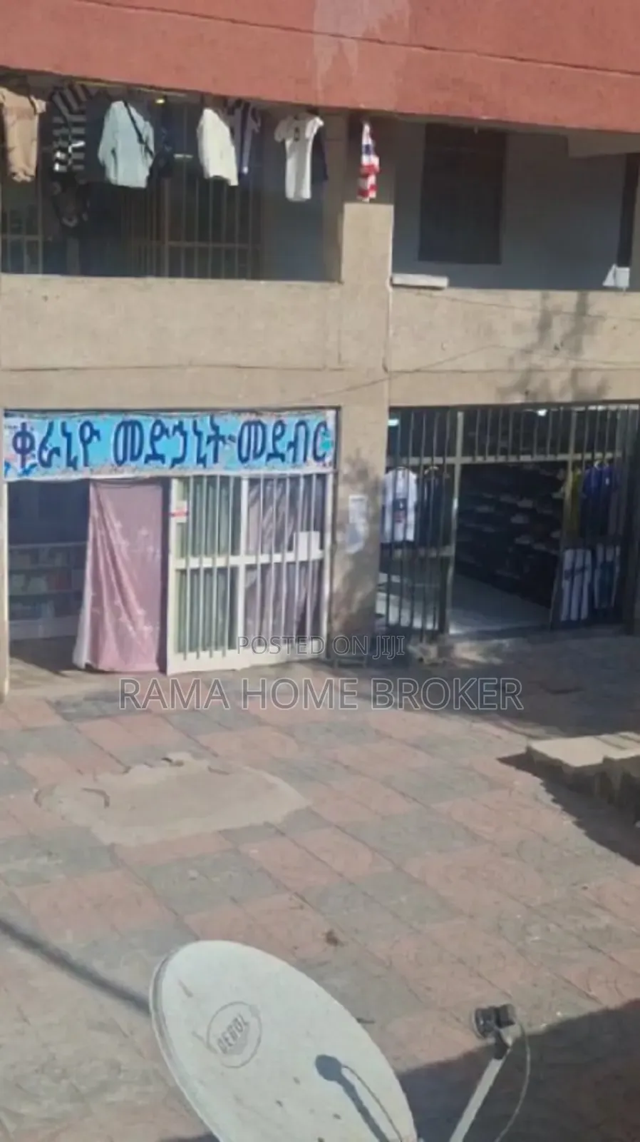 የሚሸጥ የንግድ ሱቅ 70ሺ ወርሀዊ ገቢ ያለው አስፓልት ዳር ግራውንድ ላይ