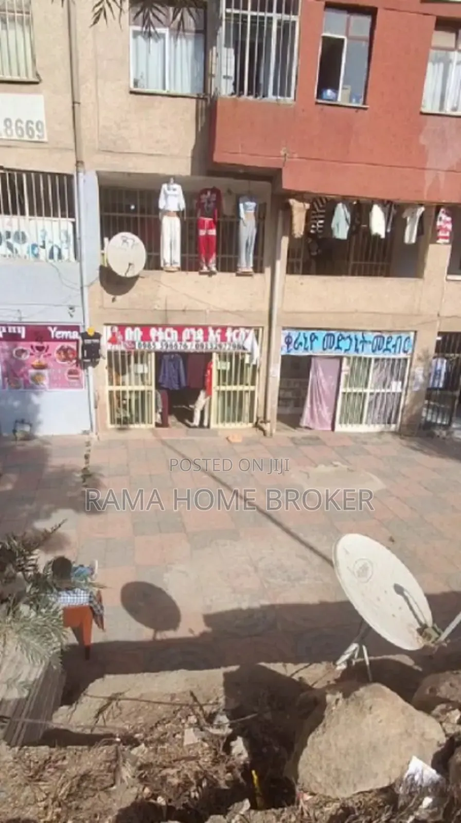 የሚሸጥ የንግድ ሱቅ 70ሺ ወርሀዊ ገቢ ያለው አስፓልት ዳር ግራውንድ ላይ