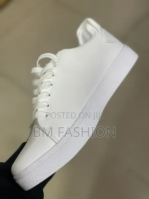 Lacoste Low-Top Sneaker (Order Now)