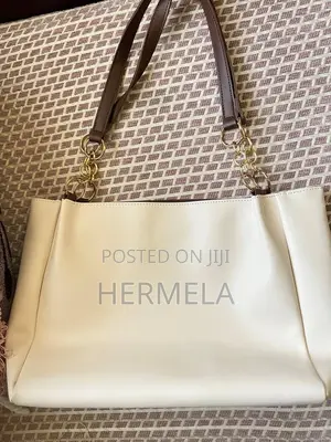 Leather Shoulder Tote Bag With Solid Design and Chain Strap