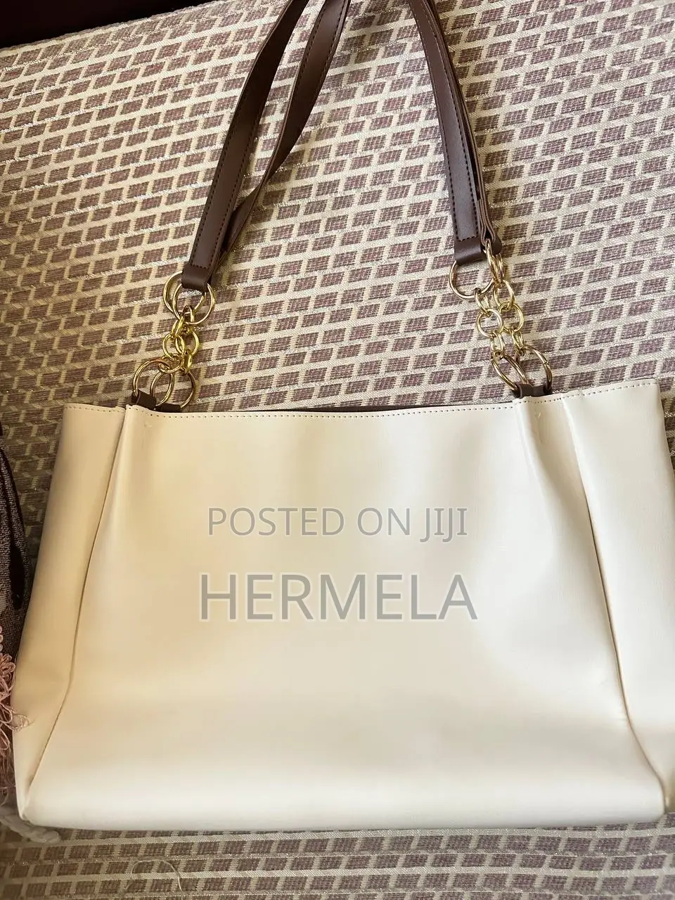 Leather Shoulder Tote Bag With Solid Design and Chain Strap