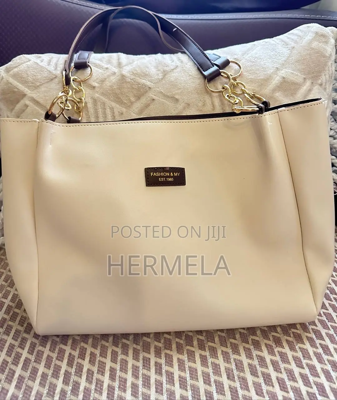 Leather Shoulder Tote Bag With Solid Design and Chain Strap