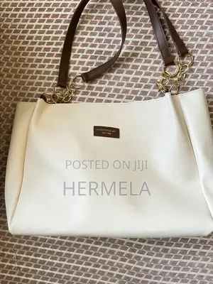 Leather Shoulder Tote Bag With Solid Design and Chain Strap