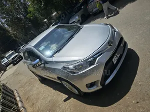 Toyota Yaris SE Hatchback 5dr 2015 Silver