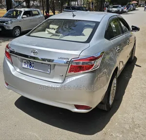 Toyota Yaris SE Hatchback 5dr 2015 Silver