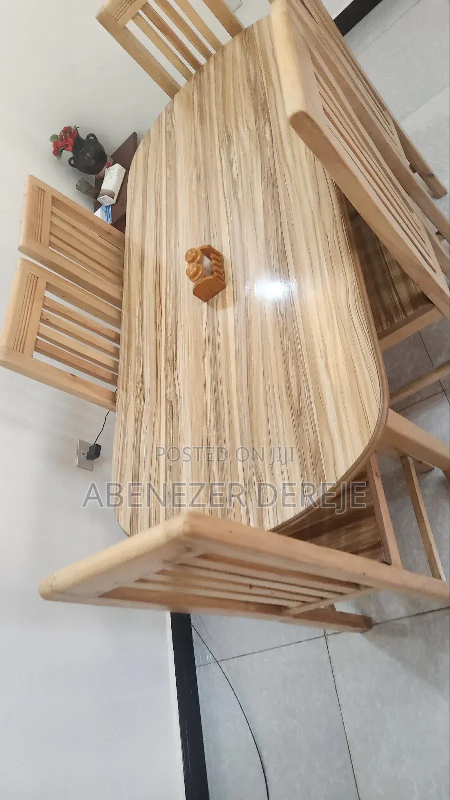 Dining Table የመመገቢያ ጠረቤዛ