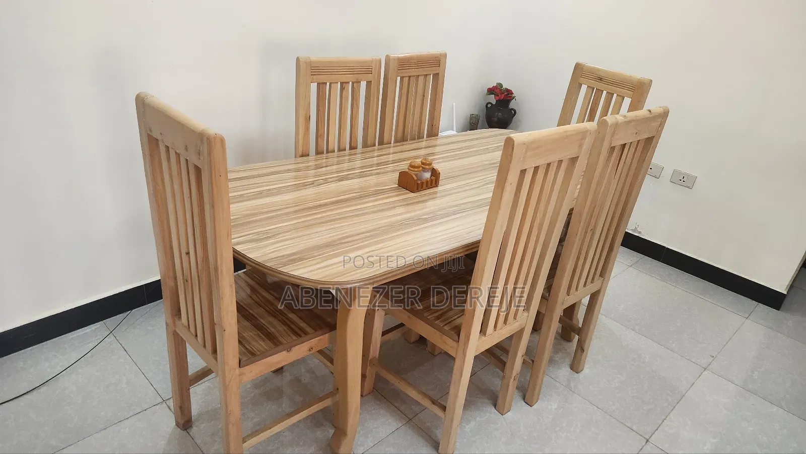 Dining Table የመመገቢያ ጠረቤዛ