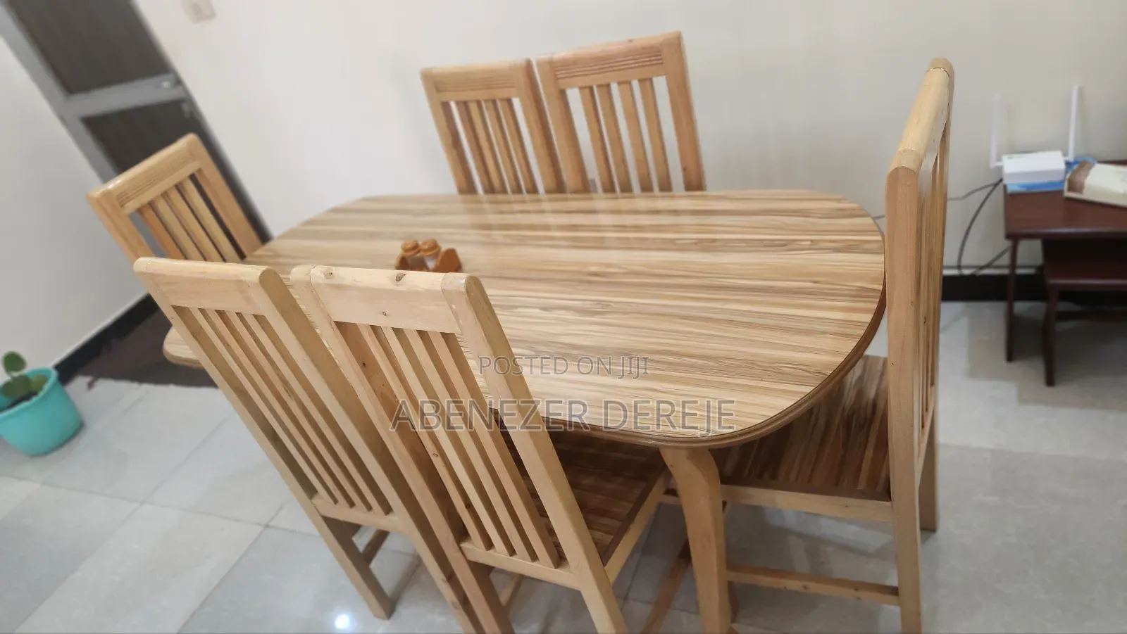 Dining Table የመመገቢያ ጠረቤዛ