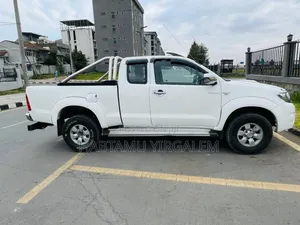 Toyota Hilux 2011 White