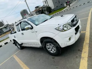 Toyota Hilux 2011 White