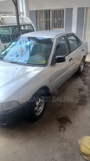 Mitsubishi Mirage 2000 Gray