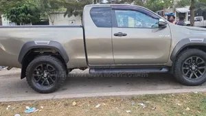 Toyota Hilux 2021 Maroon