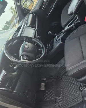 Toyota Hilux 2021 Maroon