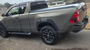 Toyota Hilux 2021 Maroon