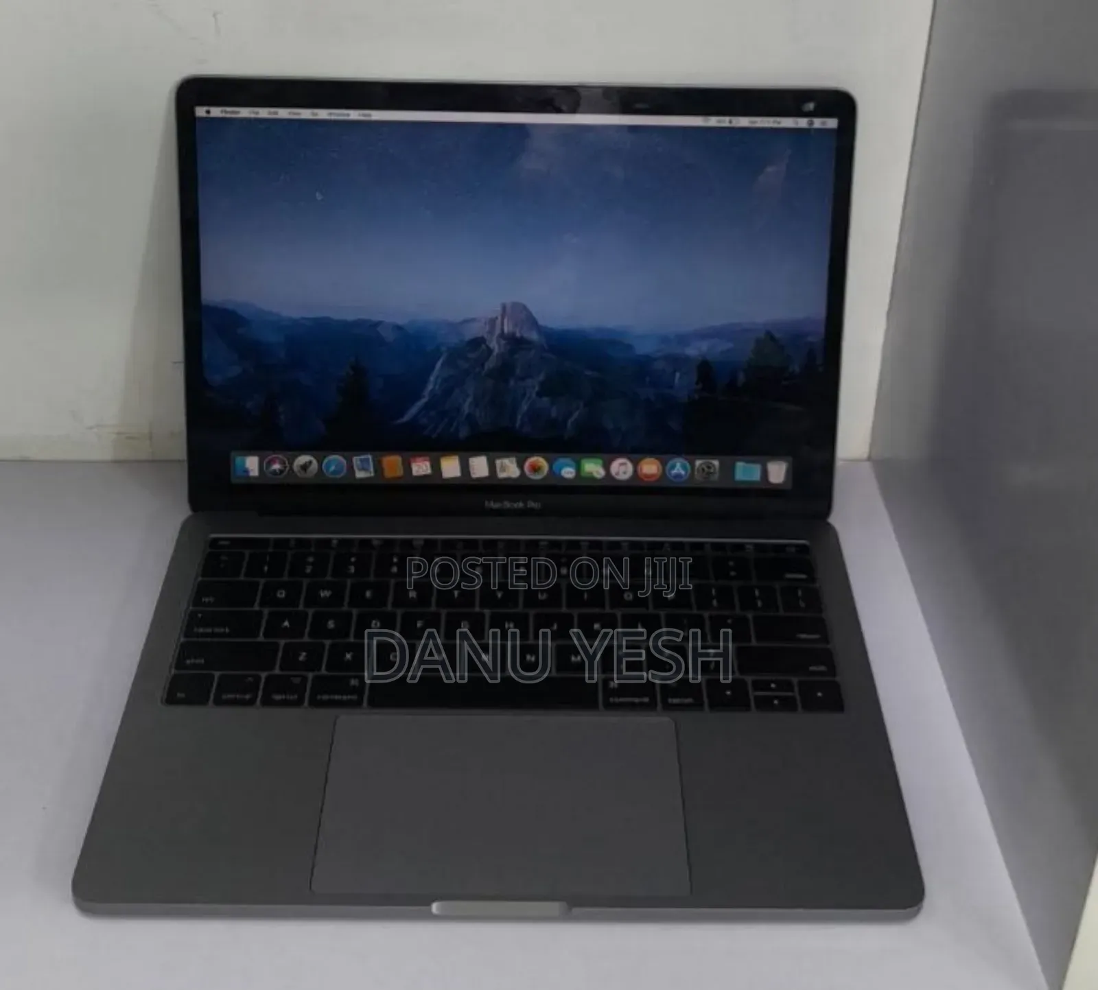 New Laptop Apple MacBook Pro 2017 8GB Intel Core i5 SSD 256GB