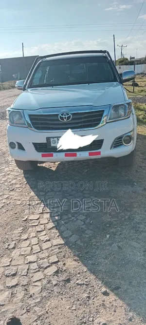Toyota Hilux 2013 White