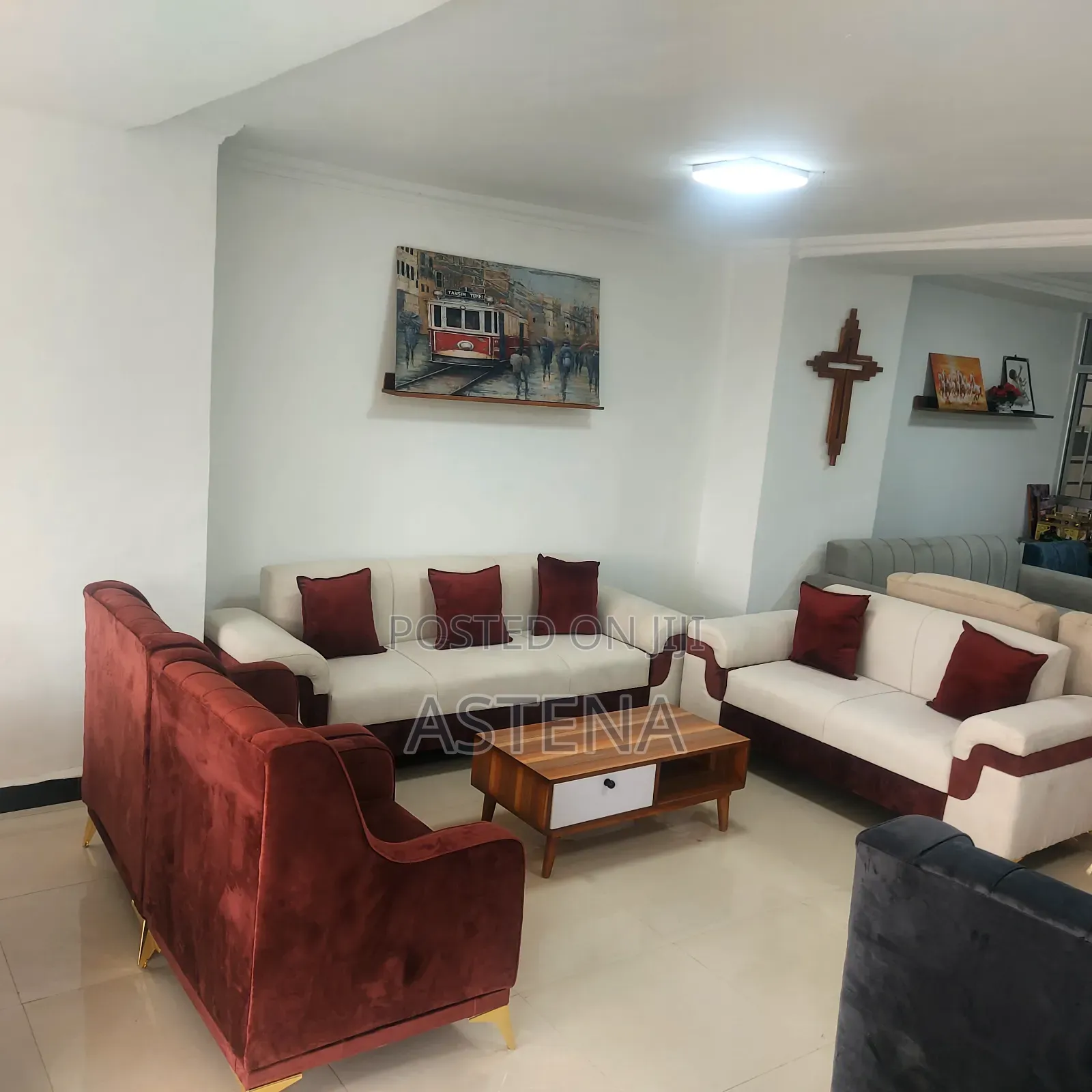 “ዘመናዊ ክሬም–በርገንዲ ሶፋ ሴት”