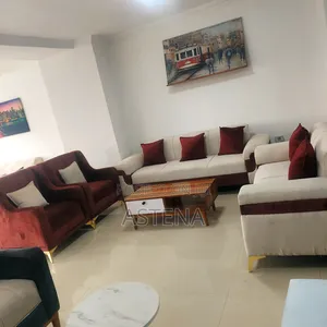 “ዘመናዊ ክሬም–በርገንዲ ሶፋ ሴት”