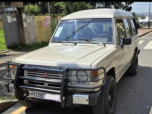 Mitsubishi Pajero 1990 Gold