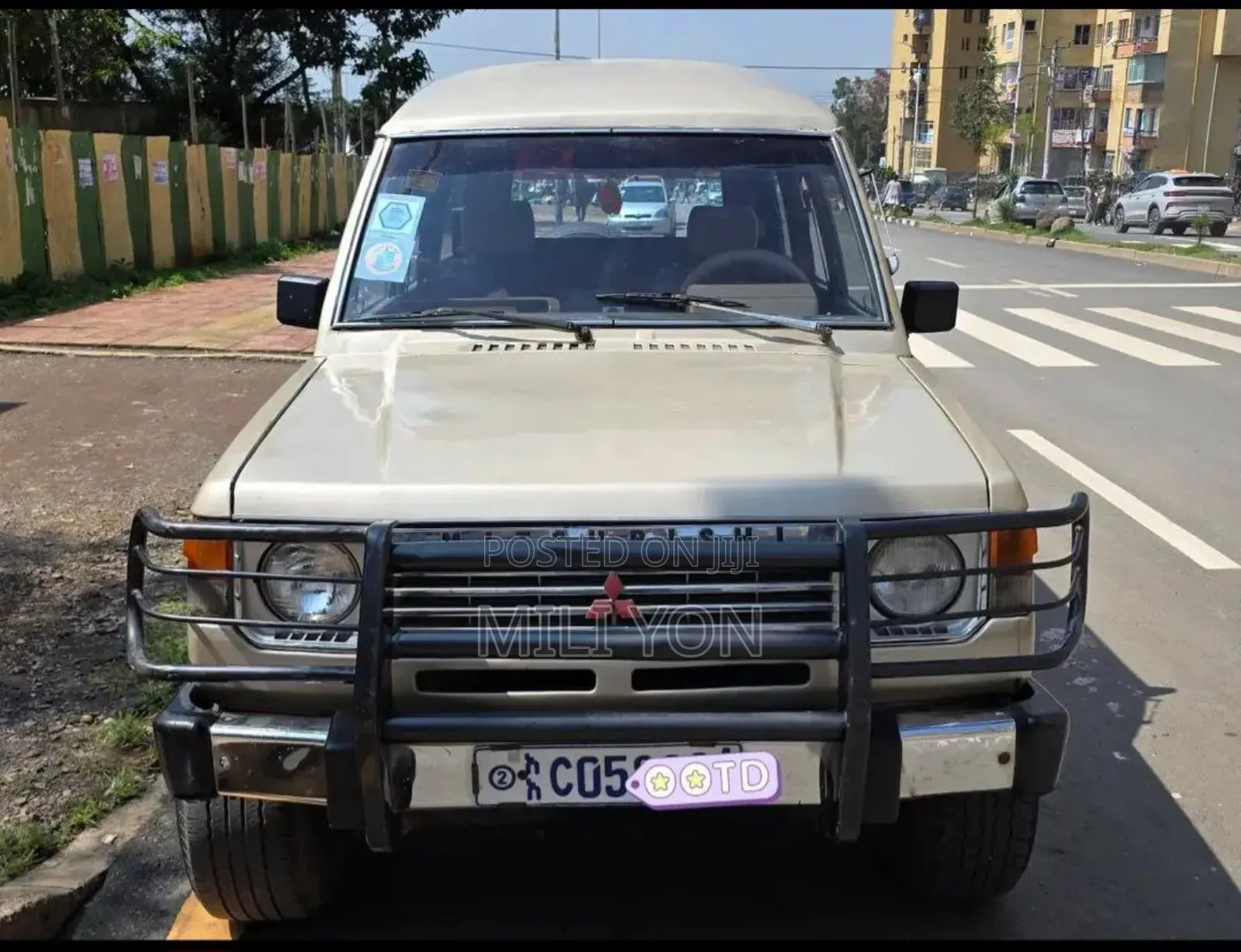 Mitsubishi Pajero 1990 Gold