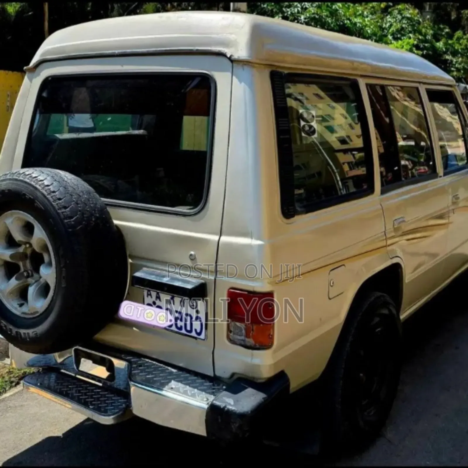 Mitsubishi Pajero 1990 Gold