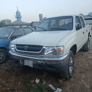 Toyota Hilux 2004 White