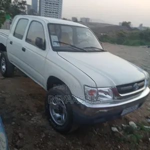 Toyota Hilux 2004 White
