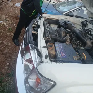 Toyota Hilux 2004 White