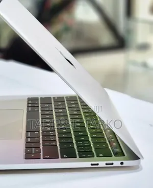 New Laptop Apple MacBook Pro 2018 8GB Intel Core i5 SSD 256GB