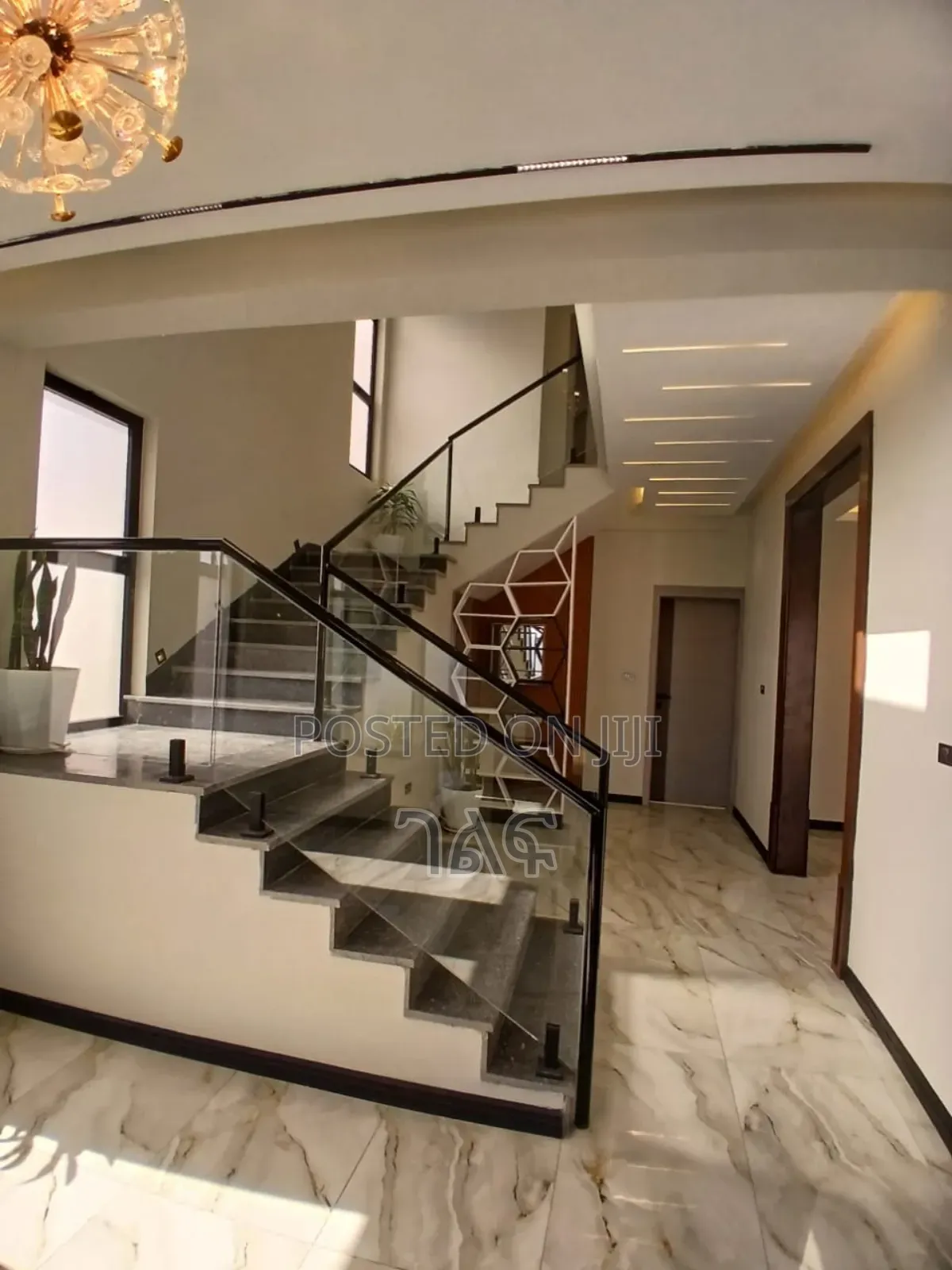 9bdrm Villa in ​🏠 በአስቸኳይ የሚሸጥ ዘመናዊ, Bole for sale