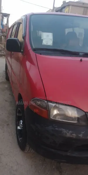 Toyota HiAce 2005 Red