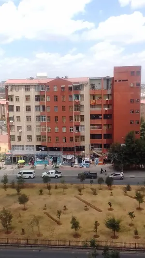 ወርሀዊ ከ 70 ሺ በላይ ገቢ ያለው የንግድ ሱቅ ግራውንድ ላይ አስፓልት ዳር 76 ካሬ